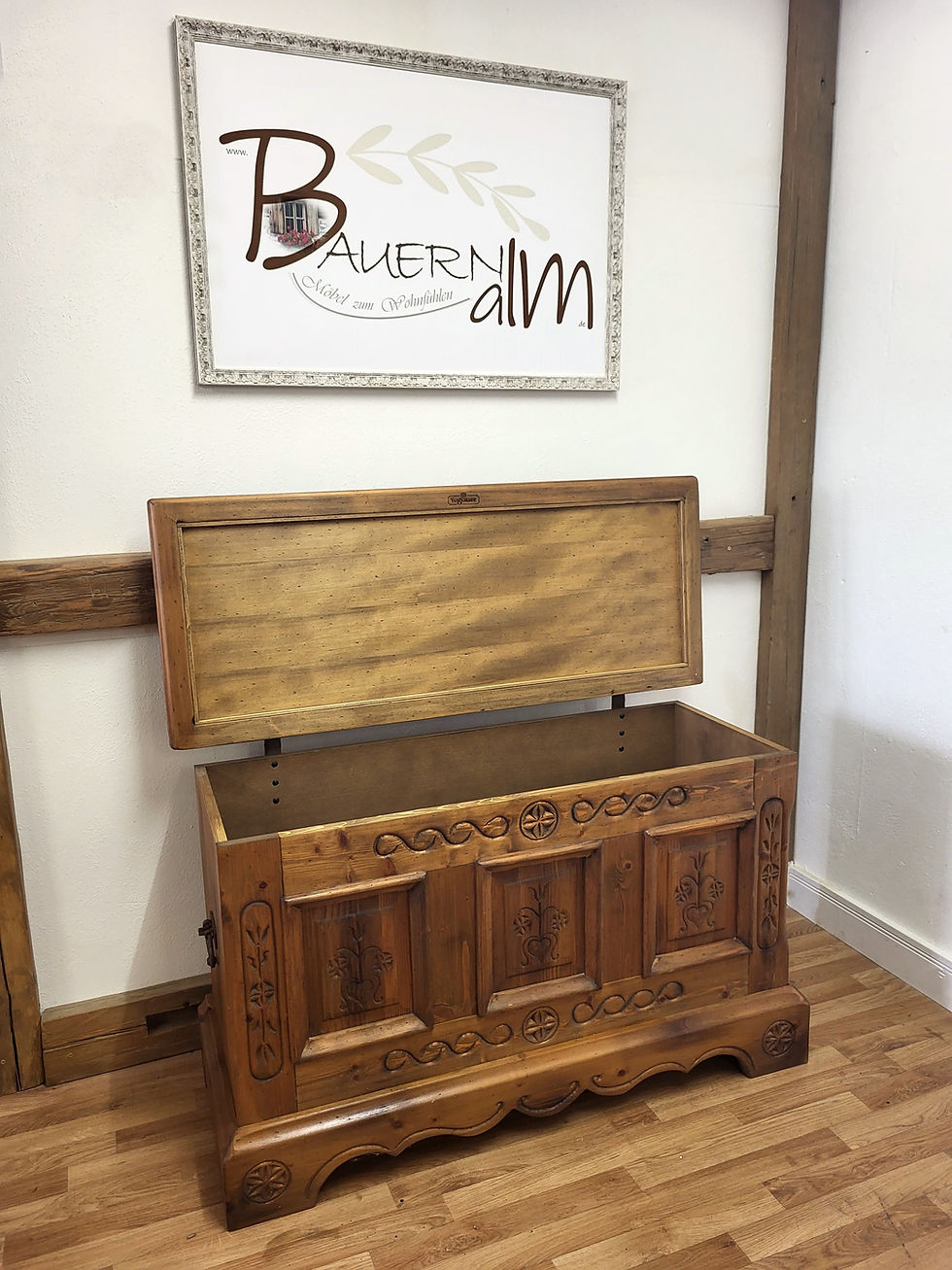 Miniaturbild: Bauerntruhe | Voglauer 1600 innen leer Blumenmotiv