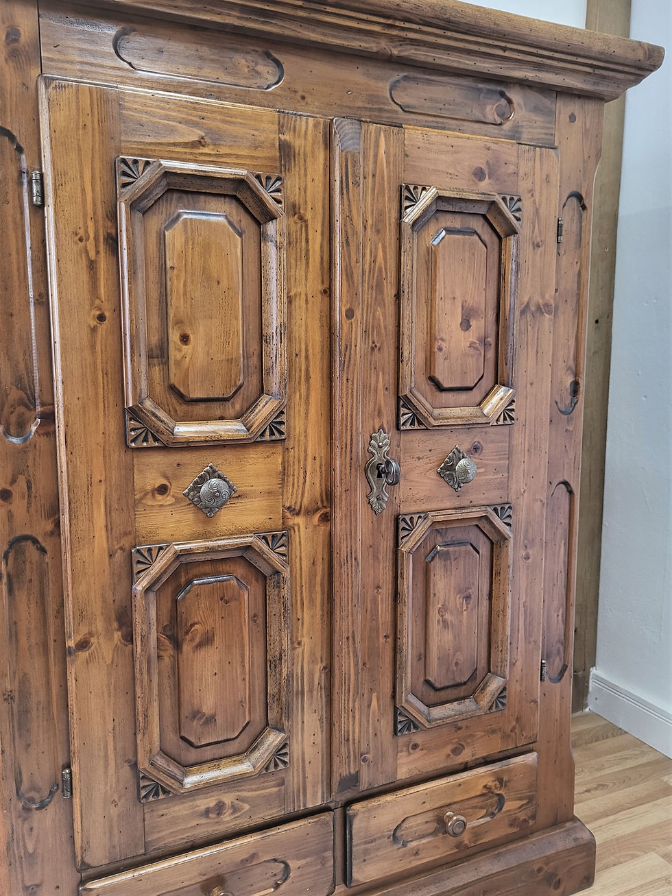 Miniaturbild: Bauernschrank | Voglauer Anno 1900 dunkel 2 Türen 2 Schubladen tief