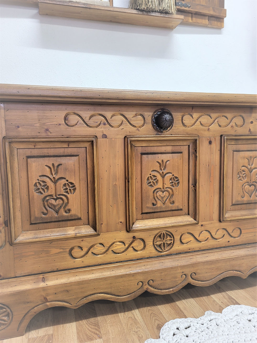 Miniaturbild: Bauerntruhe | Voglauer 1600 Schuheinsatz Blumenmotiv