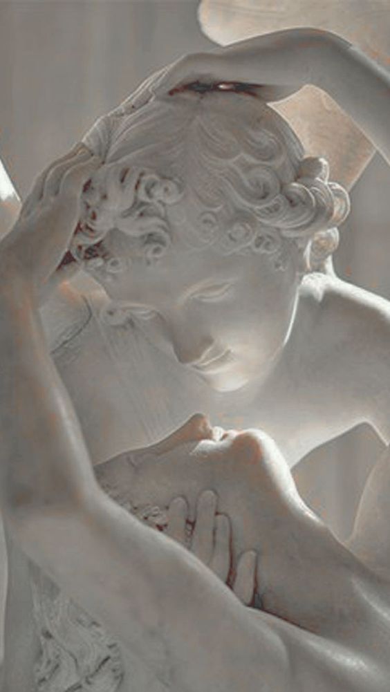 Sculpture en marbre de deux corps enlacés