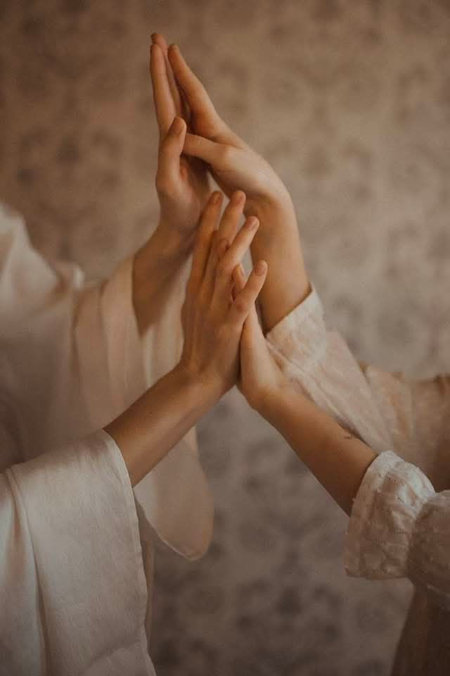 Gros plan d’une personne pratiquant la posture du cobra en yoga, dos cambré et bras tendus