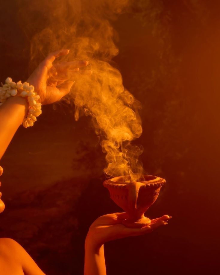 Fumée d’encens s’élevant dans une lumière chaude