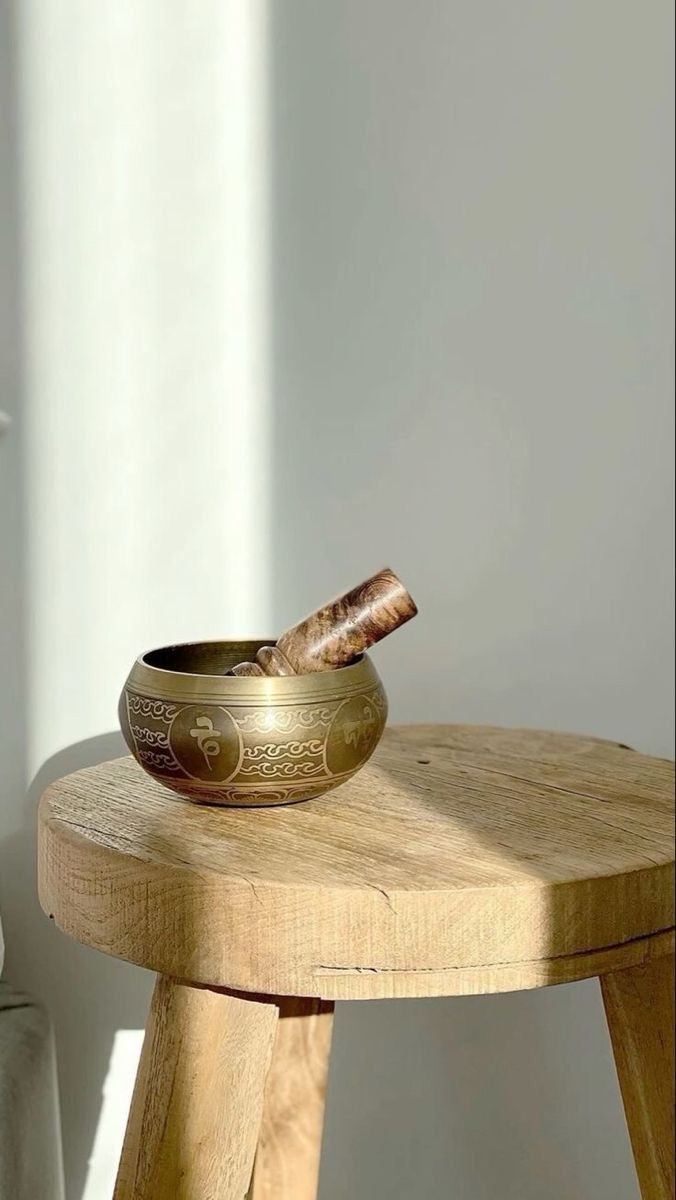 Bol chantant tibétain posé sur un socle en bois