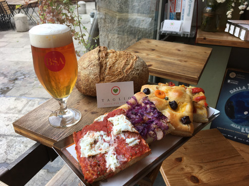 Il tagliere di pizza e la birra artigianale alla spina