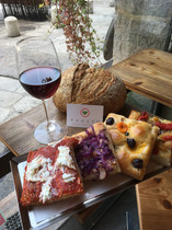 Il nostro tagliere di pizza e il calice di Barbera