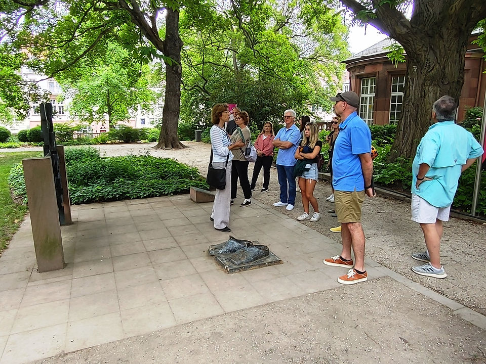Group listens to Worm's guide