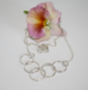 Halsband med hamrade öglor.