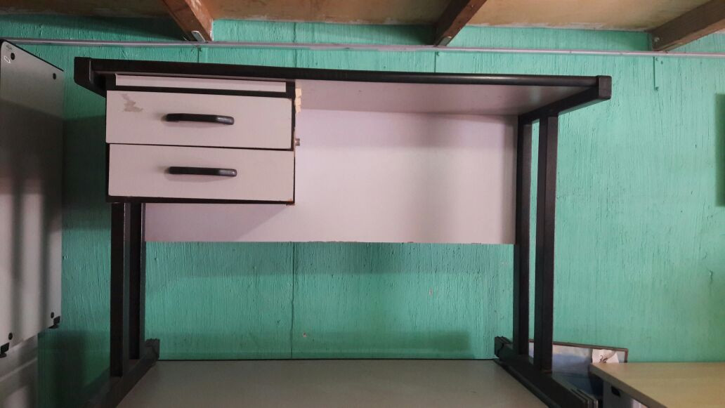 Mesa para escritório com gaveta