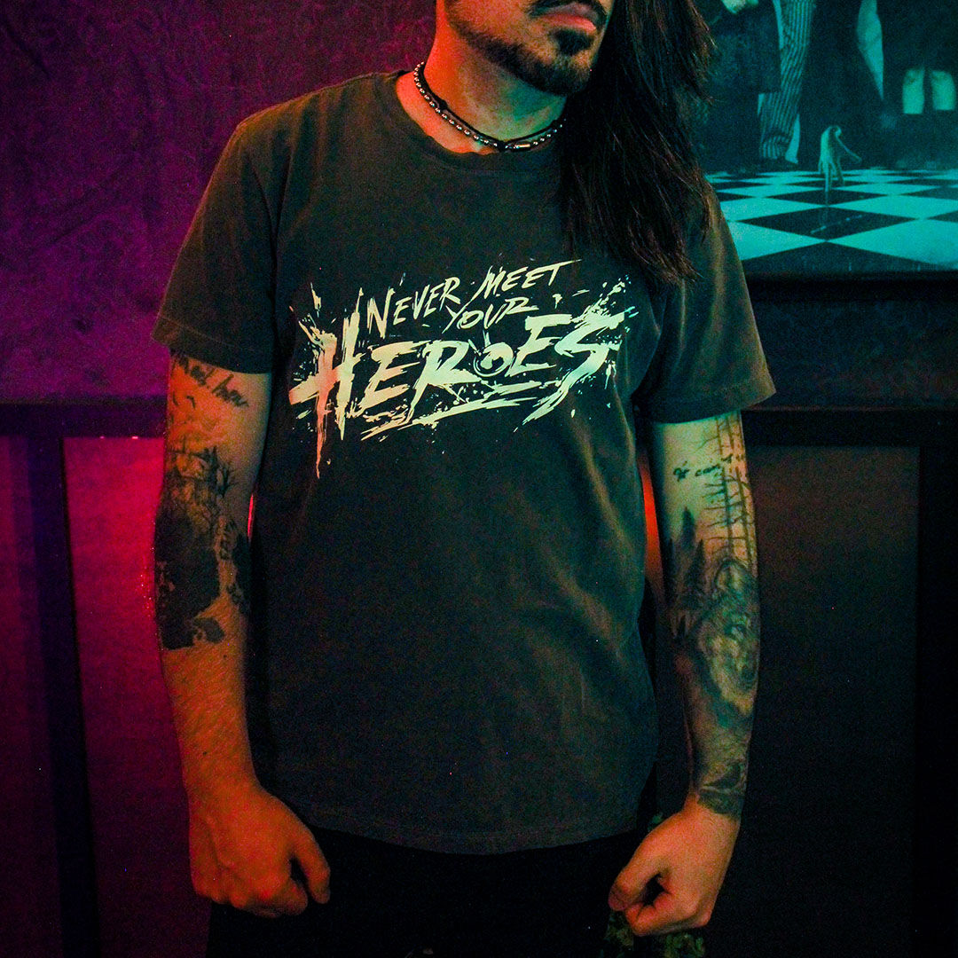 Camiseta Never Meet Your Heroes