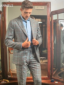 着用しているオーダースーツの男性