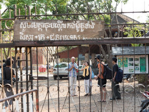 近くて遠い、Battambang, そして門の中の私たち。 Near yet far. Battam