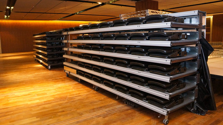 Arquibancada retrátil telescópica esportiva para ginásio, auditório, teatro e espaços multipropósito, com assento tipo poltrona