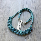 Csomózott világoskék barka nyaklánc.