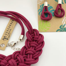 Csomózott zsinór ékszerek bordó színben. Vízfodor nyaklánc. Körte fülbevaló.