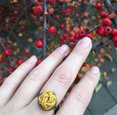 Sárga színű csomózott szeder gyűrű őszies háttérrel.