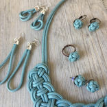 Csomózott ékszer szett világos kék színben. Körte fülbevaló. Mandula fülbevaló. Szeder gyűrű. Szeder fülbevaló. Vízfodor nyaklánc.