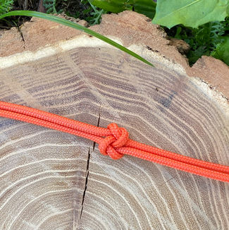 Csomózott zsinór karkötő. Narancssárga színben. Örvény.