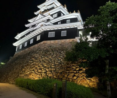 夜の岡山城を歩く