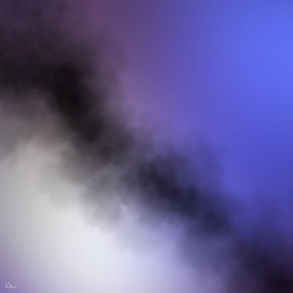 Abstraktes Bild einer rauchartigen Wolke auf buntem Hintergrund.