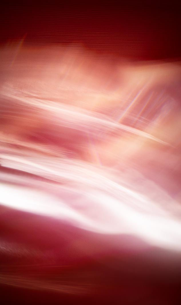 Abstrakte rote und weiße Lichtwellen Kunstfotografie. Fließende Formen und Farben.