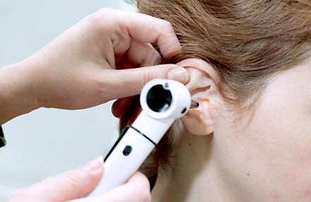 Examen de oído en primer plano