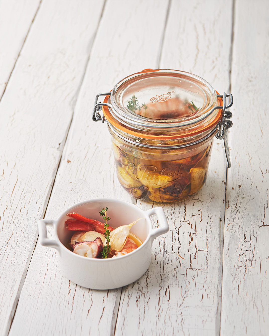 エビ・ホタテ・タコなど、お好みの新鮮魚介を使って作るオイル漬けはいかがでしょう。おつまみとしてだけでなく、パスタやサラダにも活用できる便利な作り置きです。