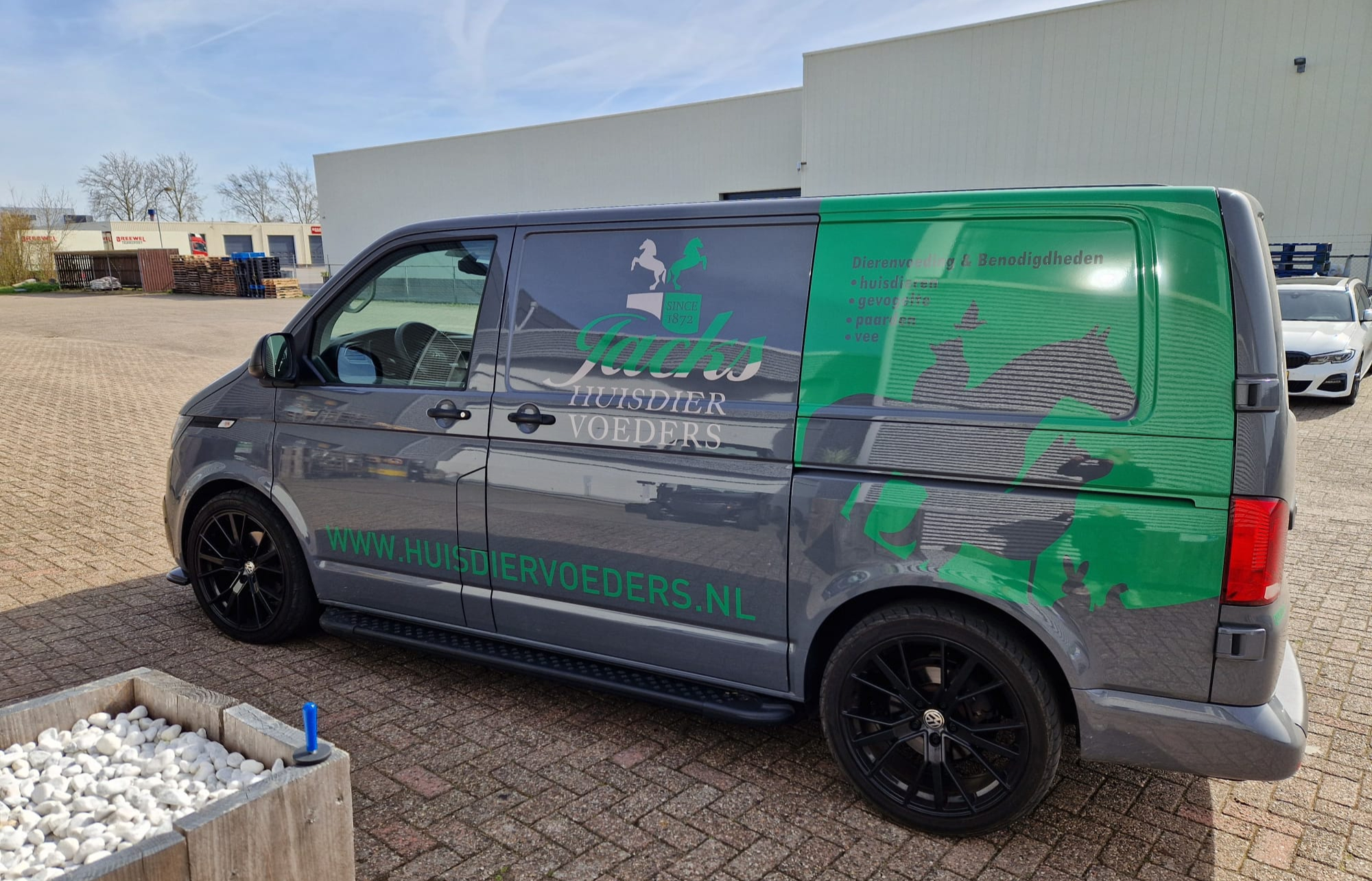 Bedrijfswagen met belettering van Jacks Dierenvoeders, gemaakt door Allinsign