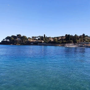 10 best beaches on the French Riviera, including the most beautiful Côte d’Azur beaches near Nice, Antibes, Cannes, Saint-Tropez, Menton and Saint-Jean-Cap-Ferrat. Discover sandy beaches, turquoise Mediterranean waters, hidden coves, family-friendly beaches and scenic coastal spots in the South of France. Explore the best French Riviera beaches for swimming, relaxing, snorkeling and enjoying the Mediterranean coastline.