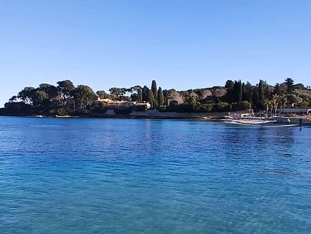 10 best beaches on the French Riviera, including the most beautiful Côte d’Azur beaches near Nice, Antibes, Cannes, Saint-Tropez, Menton and Saint-Jean-Cap-Ferrat. Discover sandy beaches, turquoise Mediterranean waters, hidden coves, family-friendly beaches and scenic coastal spots in the South of France. Explore the best French Riviera beaches for swimming, relaxing, snorkeling and enjoying the Mediterranean coastline.