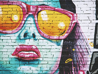 Graffiti de mulher com óculos