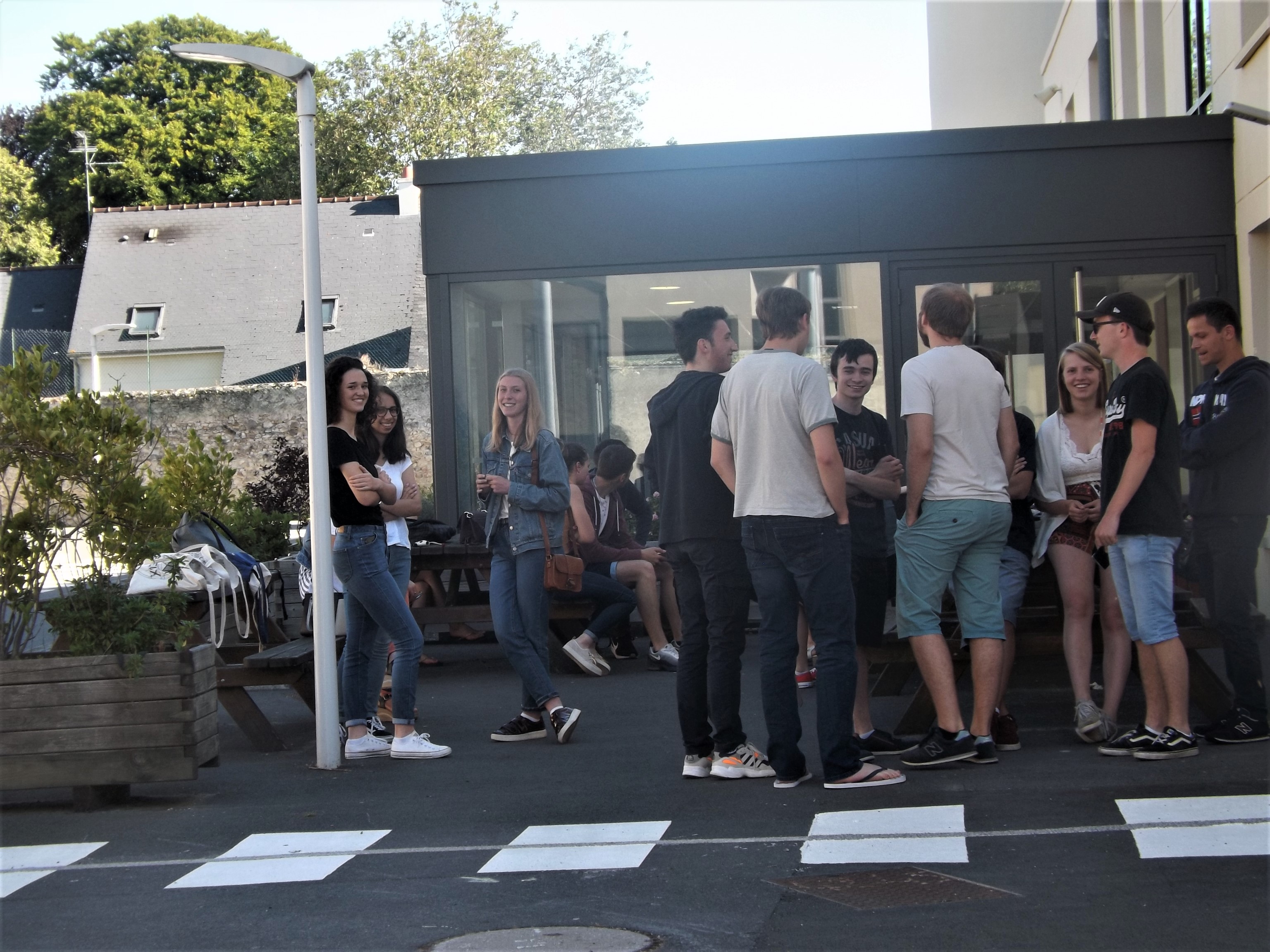 devant-la-cafeteria