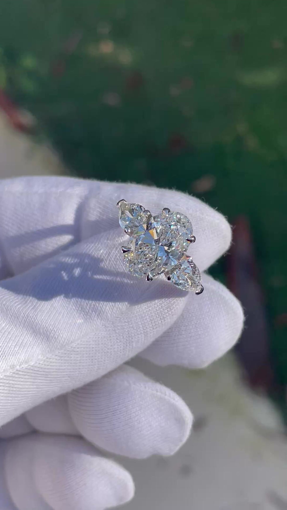 Miniaturbild: Bague de fiançailles en or sertie d'un diamant ovale de laboratoire de 4 carats