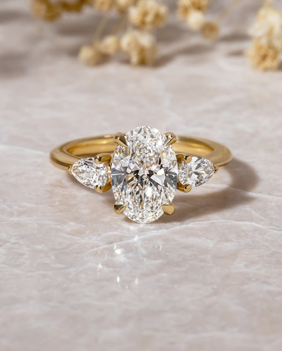 Bague en or sertie d'un diamant de laboratoire ovale 2.5 carat E VS1