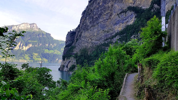 Wanderweg entlang Achsenstrasse_corr.jpg