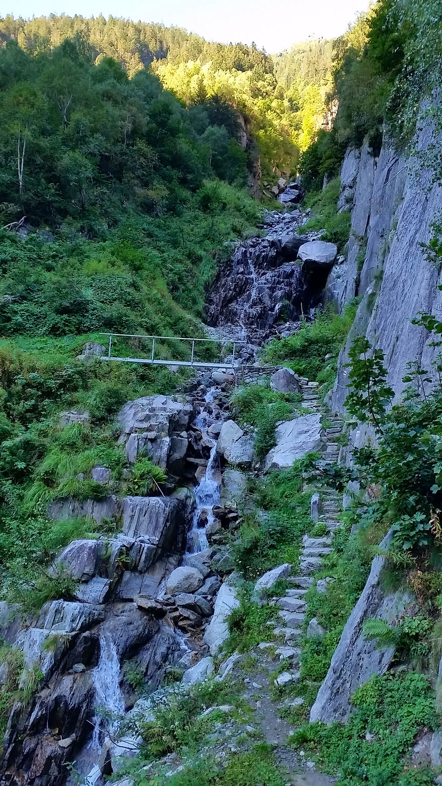 Wasserfall zw. Wassen und Göschenen_corr.jpg