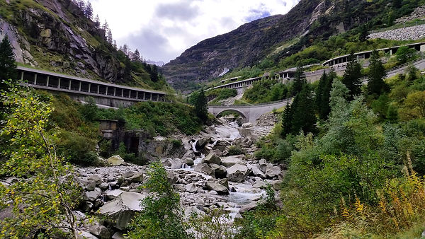 Wanderweg durch Schöllenenschlucht_corr.jpg