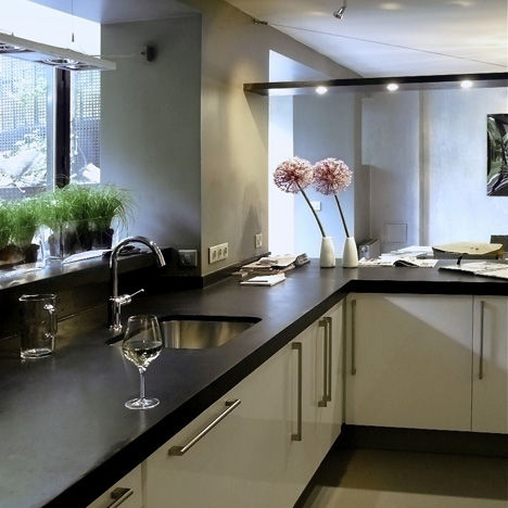 "Atelier/Cuisine" en rez-de-jardin