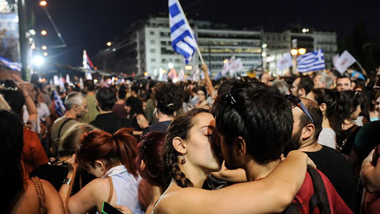 Οι πανηγυρισμοί του λαού μας όταν το "ΟΧΙ" είχε νικήσει! Η προδοσία ακολούθησε ένα 24ωρο μετά...