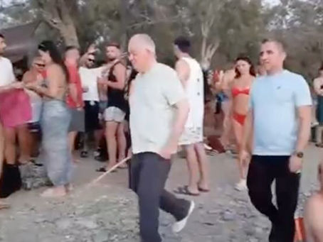 Η Ελλάδα στις φλόγες αλλά ο Πρόεδρος της Δημοκρατίας στα ...μπιτσόμπαρα!
