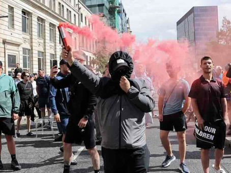 Οι Άγγλοι βγήκαν στους δρόμους! "Έξω οι ξένοι από τη Βρετανία!"