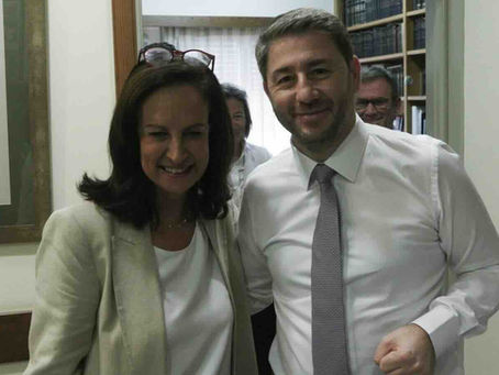 Πάνε να γίνουν η τσόντα του Μητσοτάκη!