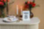 Numéro de table blanc avec écriture noir pour mariage minimaliste