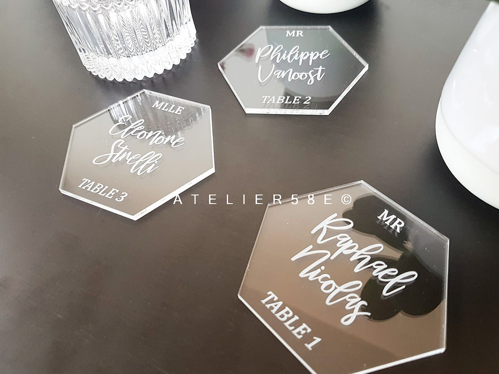 Miniature : Marque place mariage personnalisé en hexagone plexiglas gravé