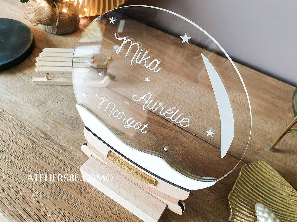 Miniature : Boule à neige en plexiglas personnalisée avec les prénoms de la famille