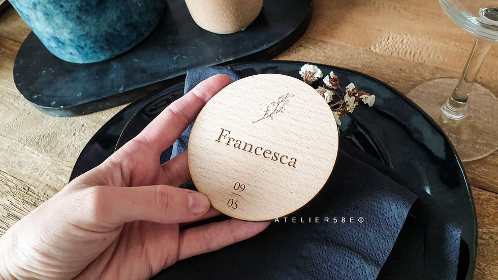 Miniature : Marque place mariage moderne en bois de forme ronde