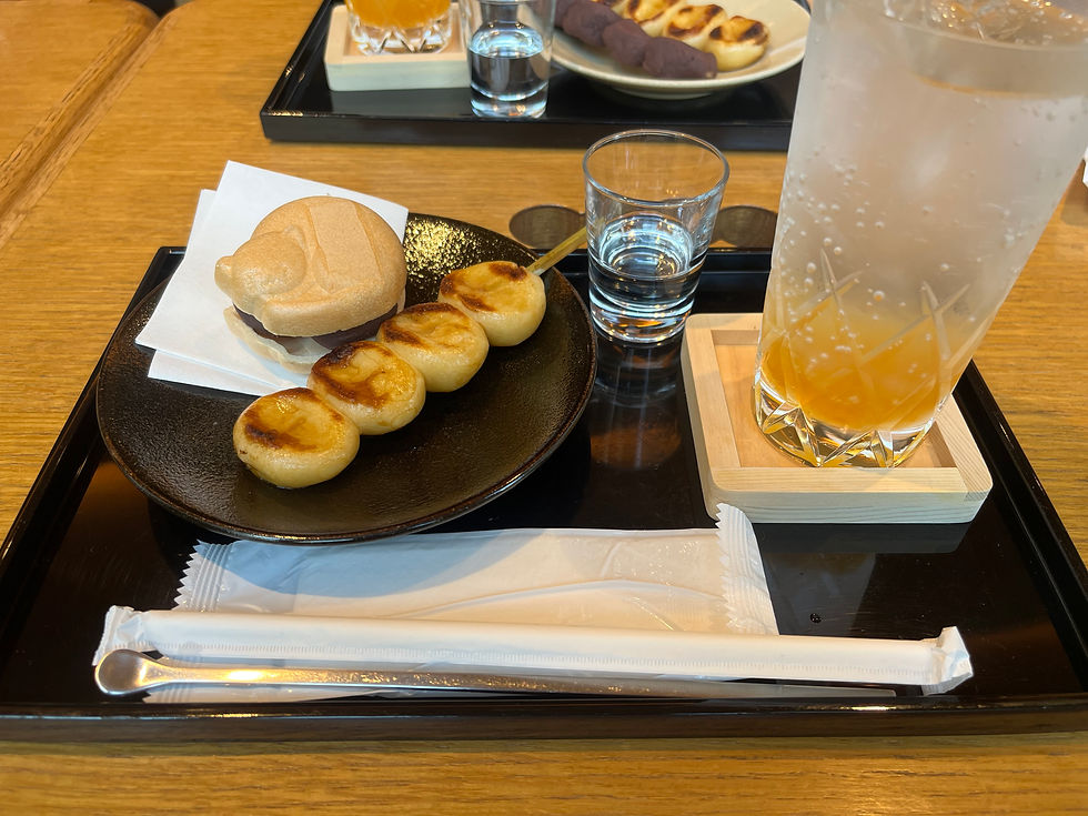 漱石セット。猫の形の最中がかわいいです。中にはしずく餡が3つ入っています。