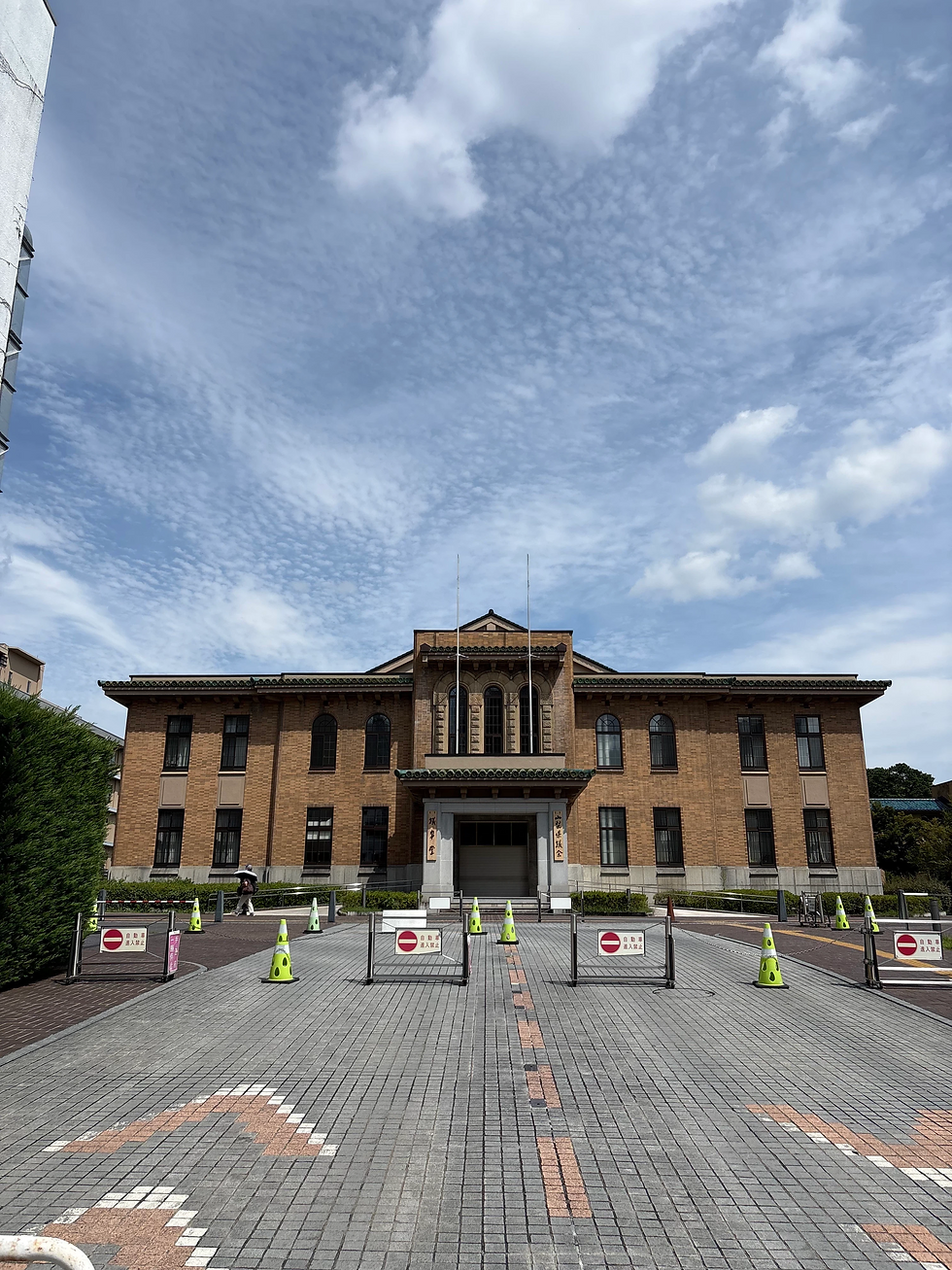甲府駅近くにある山梨県議会議事堂。歴史と風格を感じさせる