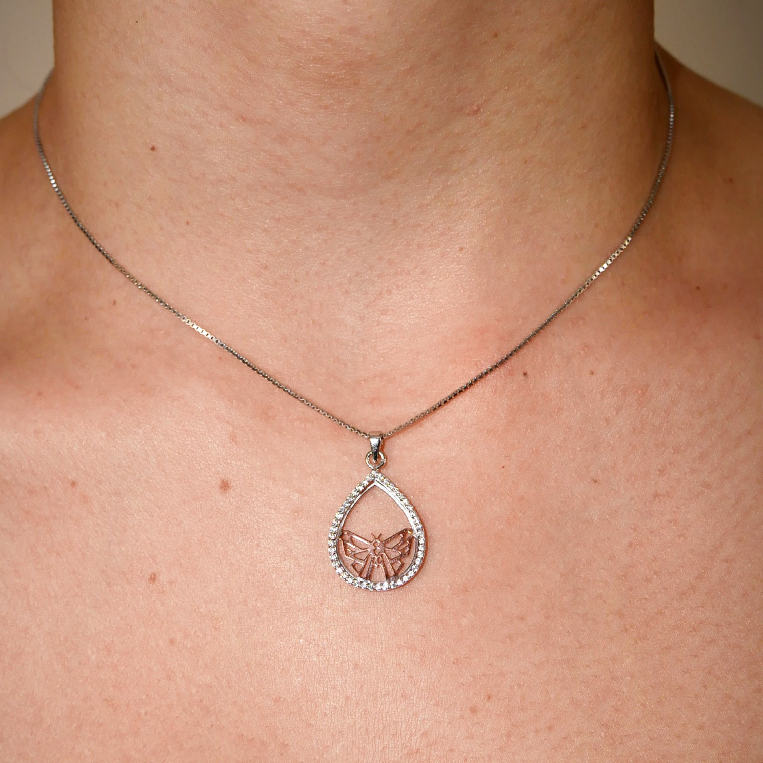 Cod. P59288 Collana Goccia con Farfalla