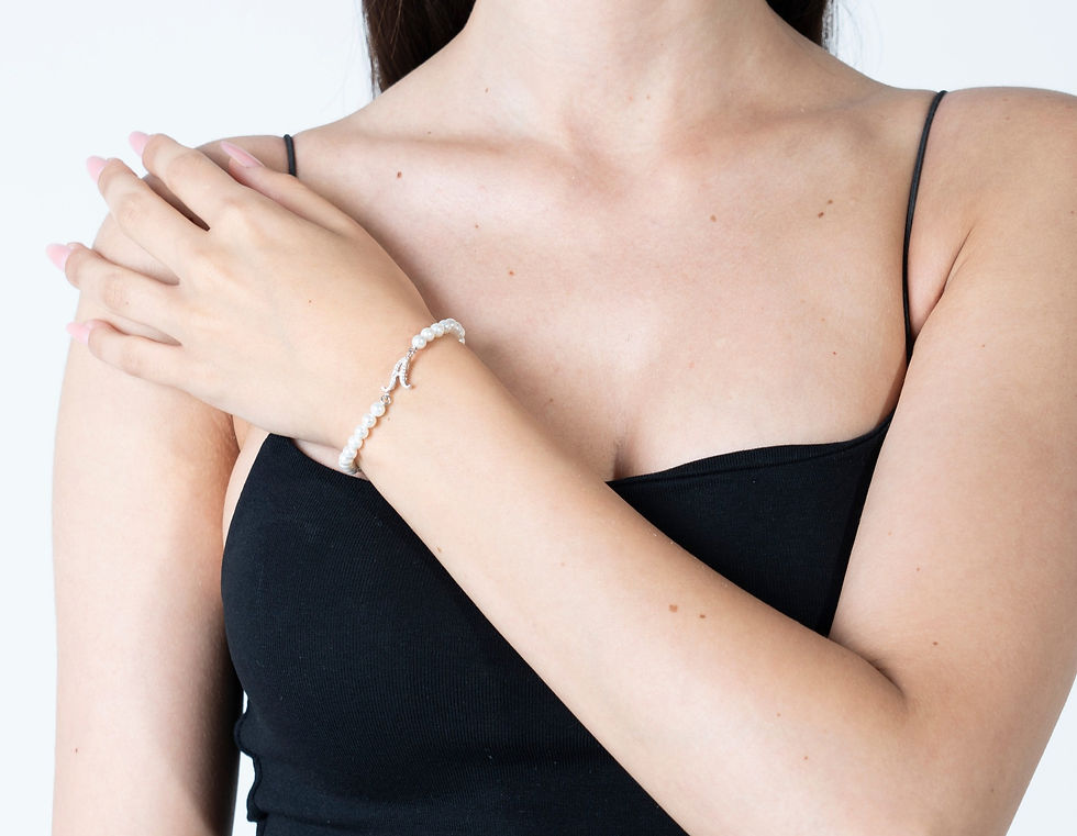 Miniatura: BRACCIALE DI PERLE CON LETTERA ZIRCONATA PICCOLA