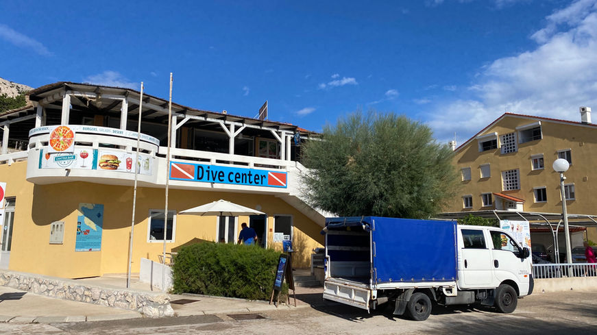 Das Basisgebäude mit direkter Strandlage